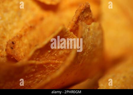 Hausgemachte Tortilla Spicy Chips aus Flachbrot und gebacken im Ofen Makrohintergrund große, hochwertige Aufdrucke mit Sofortverzehrung Stockfoto