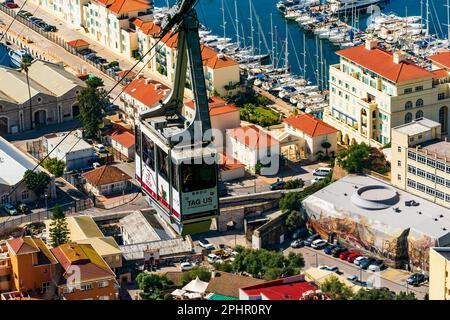 GIBRALTAR UK - MÄRZ 10 2023: Seilbahn bringt Touristen auf den Gibraltar Rock, der spektakuläre Ausblicke über die Stadt bietet Stockfoto