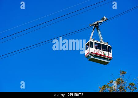 GIBRALTAR UK - MÄRZ 10 2023: Seilbahn bringt Touristen auf den Gibraltar Rock, der spektakuläre Ausblicke über die Stadt bietet Stockfoto