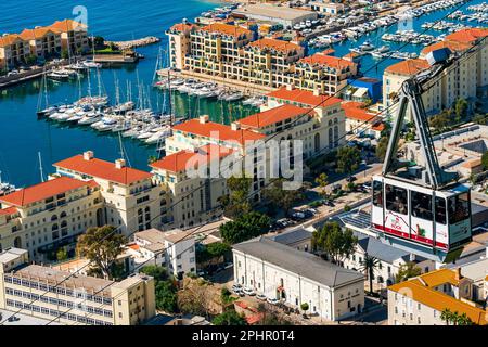 GIBRALTAR UK - MÄRZ 10 2023: Seilbahn bringt Touristen auf den Gibraltar Rock, der spektakuläre Ausblicke über die Stadt bietet Stockfoto