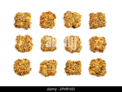 Einfacher Keks mit Nüssen, Samen und Müsli isoliert. Haferflocken-Zucker-gebratene Kekse, Sonnenblumenkekse. Runde Kekssammlung, Draufsicht Stockfoto