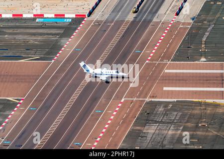 Ein kleines Flugzeug auf der Start- und Landebahn des Flughafens Gibraltar, Großbritannien Stockfoto