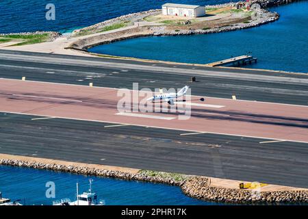 Ein kleines Flugzeug auf der Start- und Landebahn des Flughafens Gibraltar, Großbritannien Stockfoto