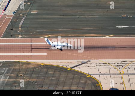 Ein kleines Flugzeug auf der Start- und Landebahn des Flughafens Gibraltar, Großbritannien Stockfoto