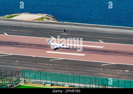 Ein kleines Flugzeug auf der Start- und Landebahn des Flughafens Gibraltar, Großbritannien Stockfoto