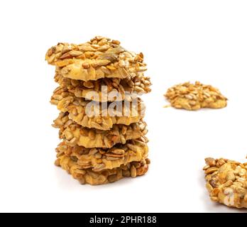 Einfacher Keks mit Nüssen, Samen und Müsli isoliert. Haferflocken-Zucker-gebratene Kekse, Sonnenblumenkerne-Kekse. Runde Kekse, Draufsicht Stockfoto