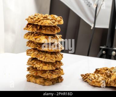 Einfacher Keks mit Nüssen, Samen und Müsli isoliert. Haferflocken-Zucker-gebratene Kekse, Sonnenblumenkerne-Kekse. Runde Kekse, Draufsicht Stockfoto