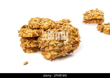 Einfacher Keks mit Nüssen, Samen und Müsli isoliert. Haferflocken-Zucker-gebratene Kekse, Sonnenblumenkerne-Kekse. Runde Kekse, Draufsicht Stockfoto