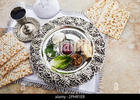 Komposition mit symbolischem Passover, Pesach, Speisen und Essen auf Steinhintergrund, Stockfoto