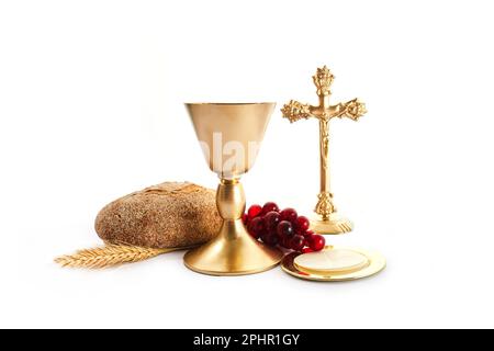 Heilige Kommunion. Ein Kelch aus Wein, Brot, Trauben und Weizenohren. Osterservice, Stockfoto