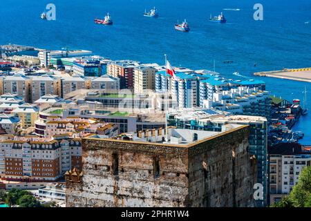 Blick auf Gibraltar und Ruinen einer maurischen Burg vom Upper Rock. UK Stockfoto