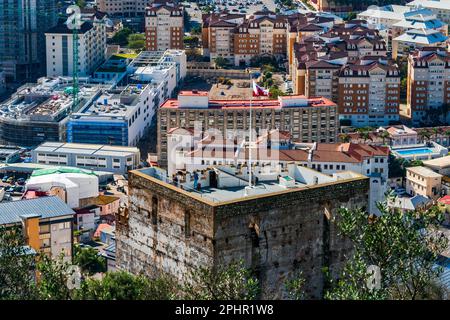 GIBRALTAR UK - MÄRZ 10 2023: Blick auf Gibraltar und Ruinen einer maurischen Burg vom Upper Rock. Gibraltar ist ein britisches Überseegebiet und ein Pop Stockfoto