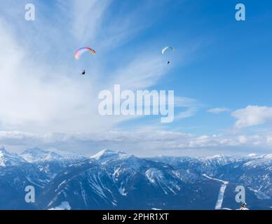 Schnellfliegen oder Parasailing mit Skifahren ist eine großartige Möglichkeit, das Columbia River Valley in der Nähe von Revelstoke, British Columbia, Kanada, zu sehen. Stockfoto