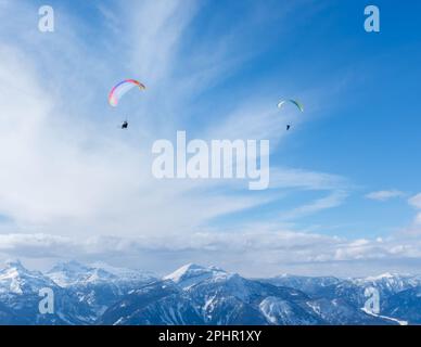 Schnellfliegen oder Parasailing mit Skifahren ist eine großartige Möglichkeit, das Columbia River Valley in der Nähe von Revelstoke, British Columbia, Kanada, zu sehen. Stockfoto