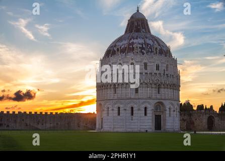 Baptisterium von Pisa bei Sonnenuntergang, Toskana, Italien Stockfoto