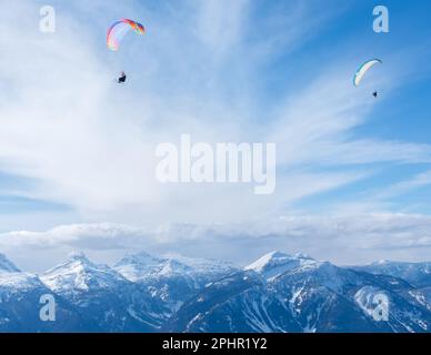 Schnellfliegen oder Parasailing mit Skifahren ist eine großartige Möglichkeit, das Columbia River Valley in der Nähe von Revelstoke, British Columbia, Kanada, zu sehen. Stockfoto