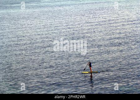 28. März 2023, Port Stephens, New South Wales, Australien: Tourist genießt ein Paddelboarderlebnis in Shoal Bay Beach, Port Stephens, Mid North Coast, New South Wales, Australien. Shoal Bay ist der östlichste Vorort der lokalen Gebietskörperschaft Port Stephens in der Hunter-Region von New South Wales, Australien. Es liegt am südlichen Ufer von Port Stephens, neben der gleichnamigen Bucht am Eingang zum Hafen. Australien hat mehr als 11 000 Strände. Einige Strände sind Spielplätze für Meeres- und andere Wildtiere. Laut World Factbook hat Australien den sechsten Stockfoto