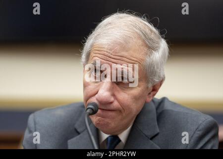 Washington, Usa. 29. März 2023. Martin J. Gruenberg, Vorstandsvorsitzender der Federal Deposit Insurance Corporation (FDIC), spricht vor der Anhörung des House Committee on Financial Services über die Reaktion der Federal Regulators auf die jüngsten Bankausfälle am Capitol Hill in Washington am Mittwoch, den 29. März 2023. Foto: Ken Cedeno/UPI Credit: UPI/Alamy Live News Stockfoto