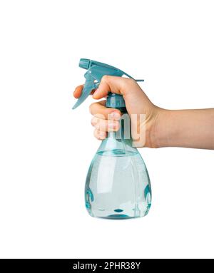 Sprühflasche in der Hand isoliert, blaues Sprühgerät mit Wasser, Mini-Sprühpistole, Pulverisierer aus Kunststoff, Sprühflasche auf weißem Hintergrund Stockfoto