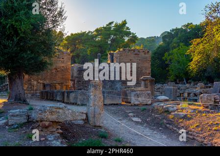 Sonnenuntergang über einer frühen christlichen Basilika an der archäologischen Stätte Olympia in Griechenland. Stockfoto