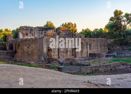 Sonnenuntergang über einer frühen christlichen Basilika an der archäologischen Stätte Olympia in Griechenland. Stockfoto