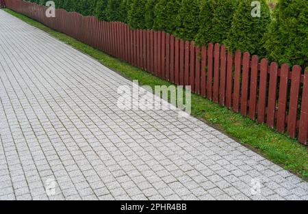 Grauer Gehweg Diagonale Ansicht, Moderner Gepflasterter Pfadhintergrund, Gleitschuhe, Pfad, Straße Mit Ziegelsteinen, Gehweg Mit Granitfliesen Stockfoto