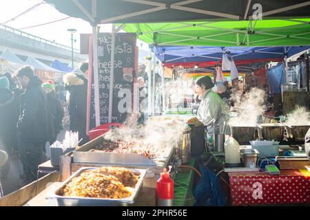 London - Januar 2023: Acklam Village Street Food abseits der Portobello Road in West London Stockfoto