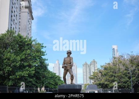 14. März 2023, Buenos Aires, Argentinien: Skulptur eines Soldaten auf dem Arms Square, argentinische Armee, vor dem Verteidigungsministerium. Stockfoto