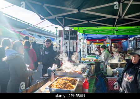 London - Januar 2023: Acklam Village Street Food abseits der Portobello Road in West London Stockfoto