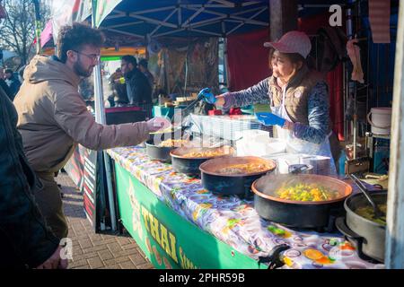 London - Januar 2023: Acklam Village Street Food abseits der Portobello Road in West London Stockfoto