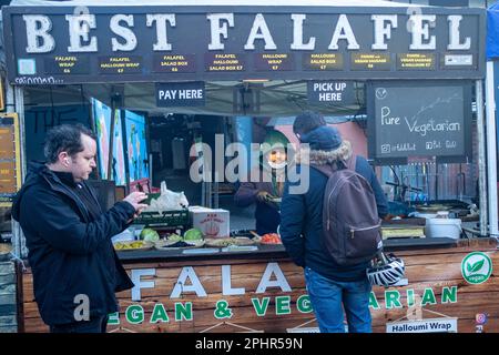 London - Januar 2023: Acklam Village Street Food abseits der Portobello Road in West London Stockfoto