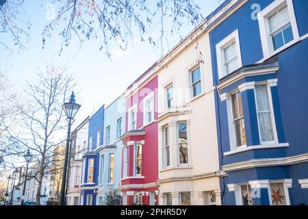 London - Januar 2023: Farbenfrohe Häuser in der Notting Hill Gegend von West London Stockfoto