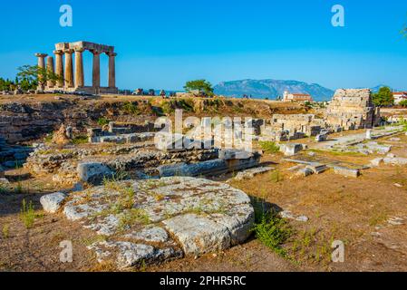 Tempel des Apollo an der antiken Ausgrabungsstätte Korinth in Griechenland. Stockfoto