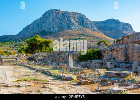 Lechaion Road an der antiken Ausgrabungsstätte Korinth in Griechenland. Stockfoto