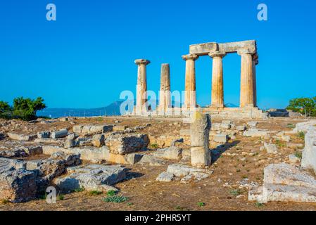 Tempel des Apollo an der antiken Ausgrabungsstätte Korinth in Griechenland. Stockfoto