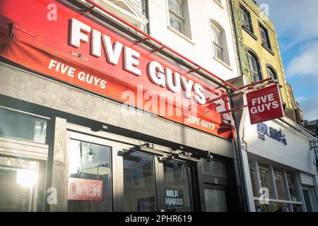 London - Januar 2023: Five Guys Burger Restaurant an der Portobello Road Stockfoto