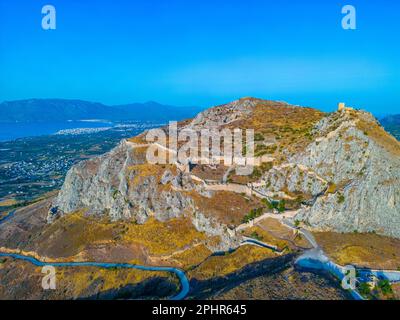 Panoramablick auf die Burg Akrocorinth und die Stadt Korinth in Griechenland. Stockfoto