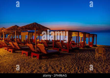 Blick auf den Sonnenuntergang am Strand in Loutraki, Griechenland. Stockfoto