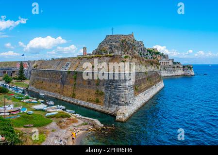 Boote legen neben dem Palaio Frourio auf der griechischen Insel Korfu an. Stockfoto