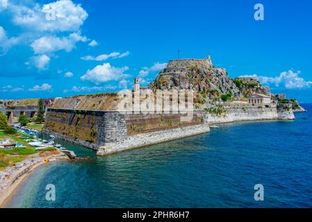 Boote legen neben dem Palaio Frourio auf der griechischen Insel Korfu an. Stockfoto