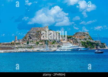 Boote legen neben dem Palaio Frourio auf der griechischen Insel Korfu an. Stockfoto