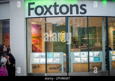 London - Januar 2023: Foxtons Immobilienmakler in Notting Hill, West-London Stockfoto