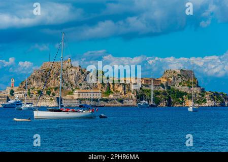 Boote legen neben dem Palaio Frourio auf der griechischen Insel Korfu an. Stockfoto