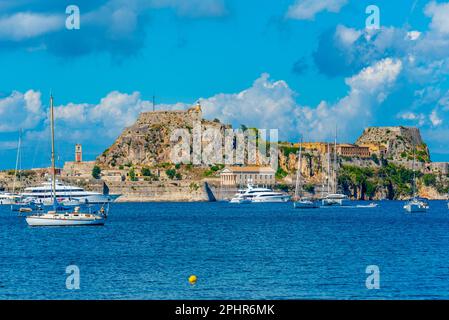 Boote legen neben dem Palaio Frourio auf der griechischen Insel Korfu an. Stockfoto