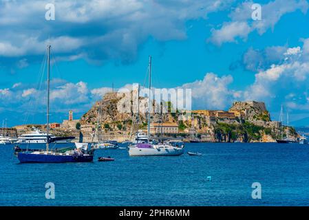 Boote legen neben dem Palaio Frourio auf der griechischen Insel Korfu an. Stockfoto