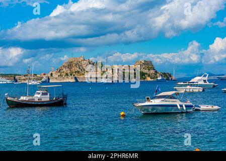 Boote legen neben dem Palaio Frourio auf der griechischen Insel Korfu an. Stockfoto