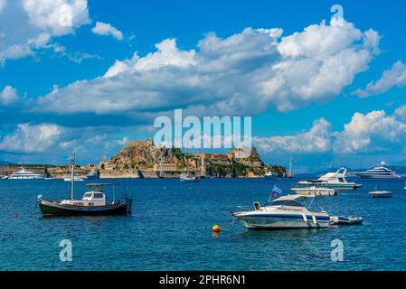 Boote legen neben dem Palaio Frourio auf der griechischen Insel Korfu an. Stockfoto