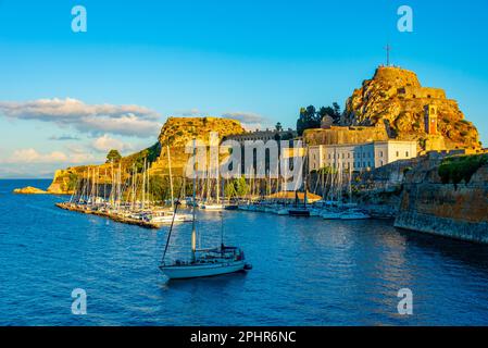Boote legen neben dem Palaio Frourio auf der griechischen Insel Korfu an. Stockfoto