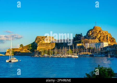 Boote legen neben dem Palaio Frourio auf der griechischen Insel Korfu an. Stockfoto