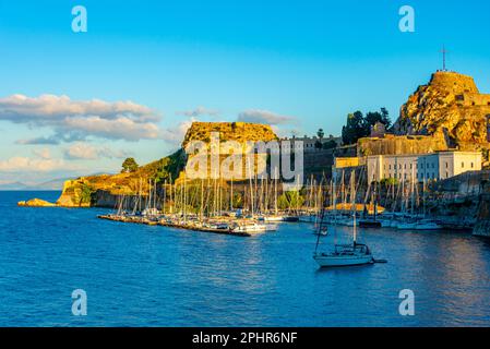 Boote legen neben dem Palaio Frourio auf der griechischen Insel Korfu an. Stockfoto